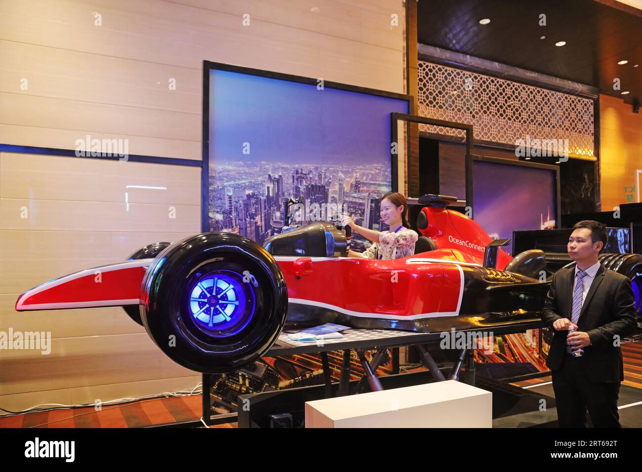 Shijiazhuang City - 17. Juli 2017: Das F1-Modellauto wird auf einer Ausstellung in einer Smart City in Shijiazhuang City, Provinz Hebei, China, gezeigt Stockfoto