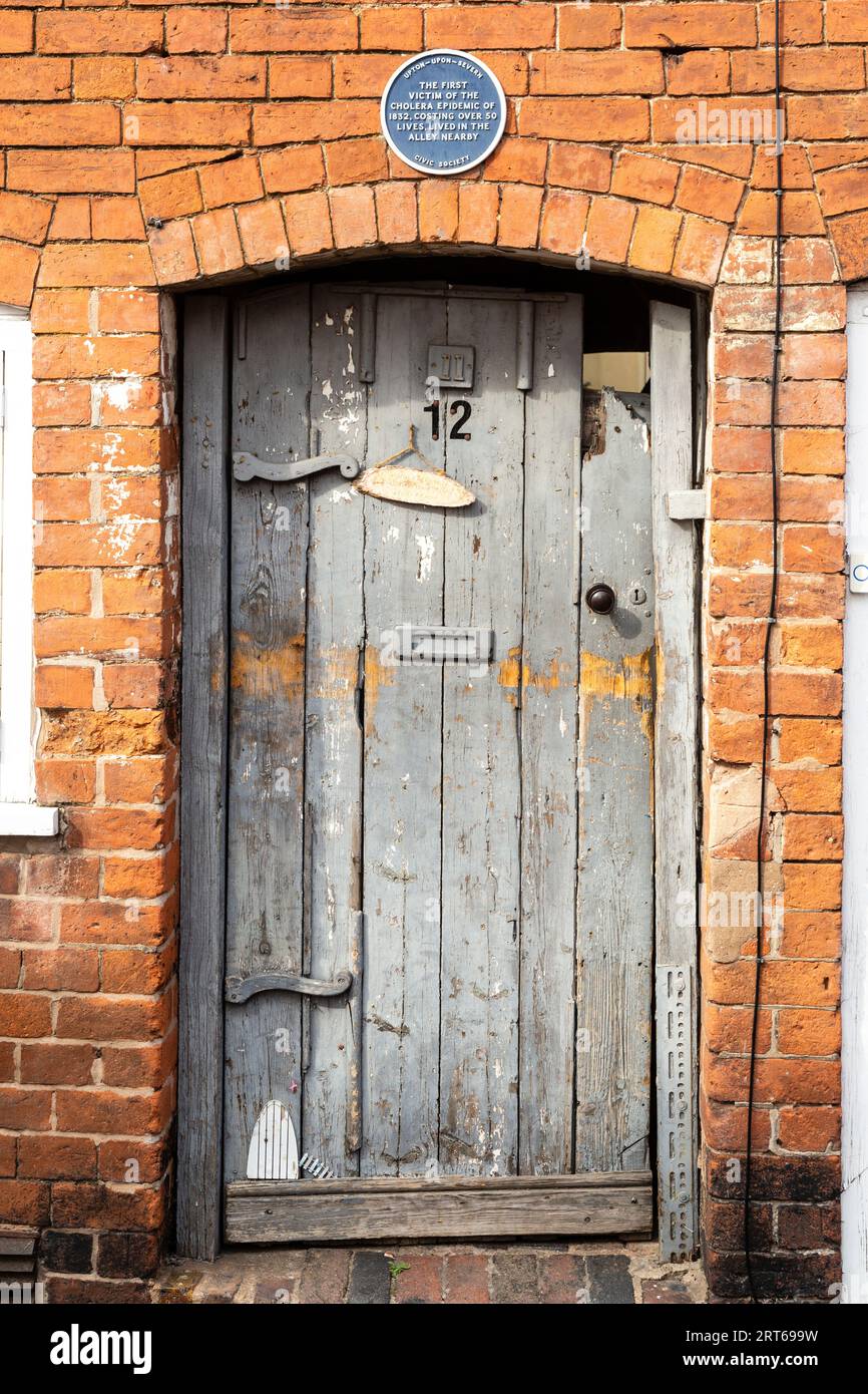 Alte hölzerne Tür zu einem Cottage, das war der Ort auf dem ersten Opfer der Cholera-Epidemie im Jahr 1832. Upton-upon-Severn Stockfoto