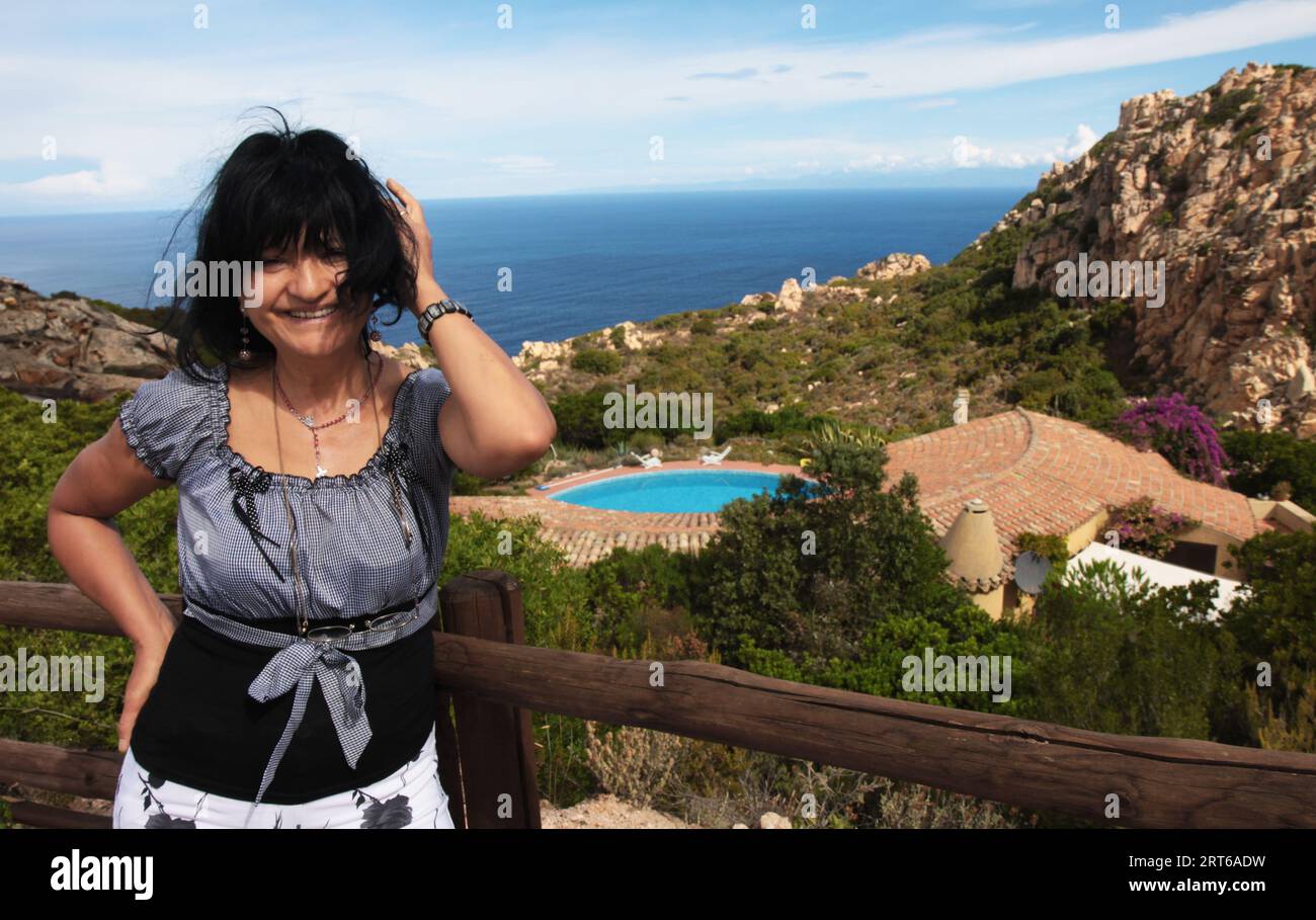 Alte Frau geht auf der Klippe Pantelleria Italien spazieren Stockfoto
