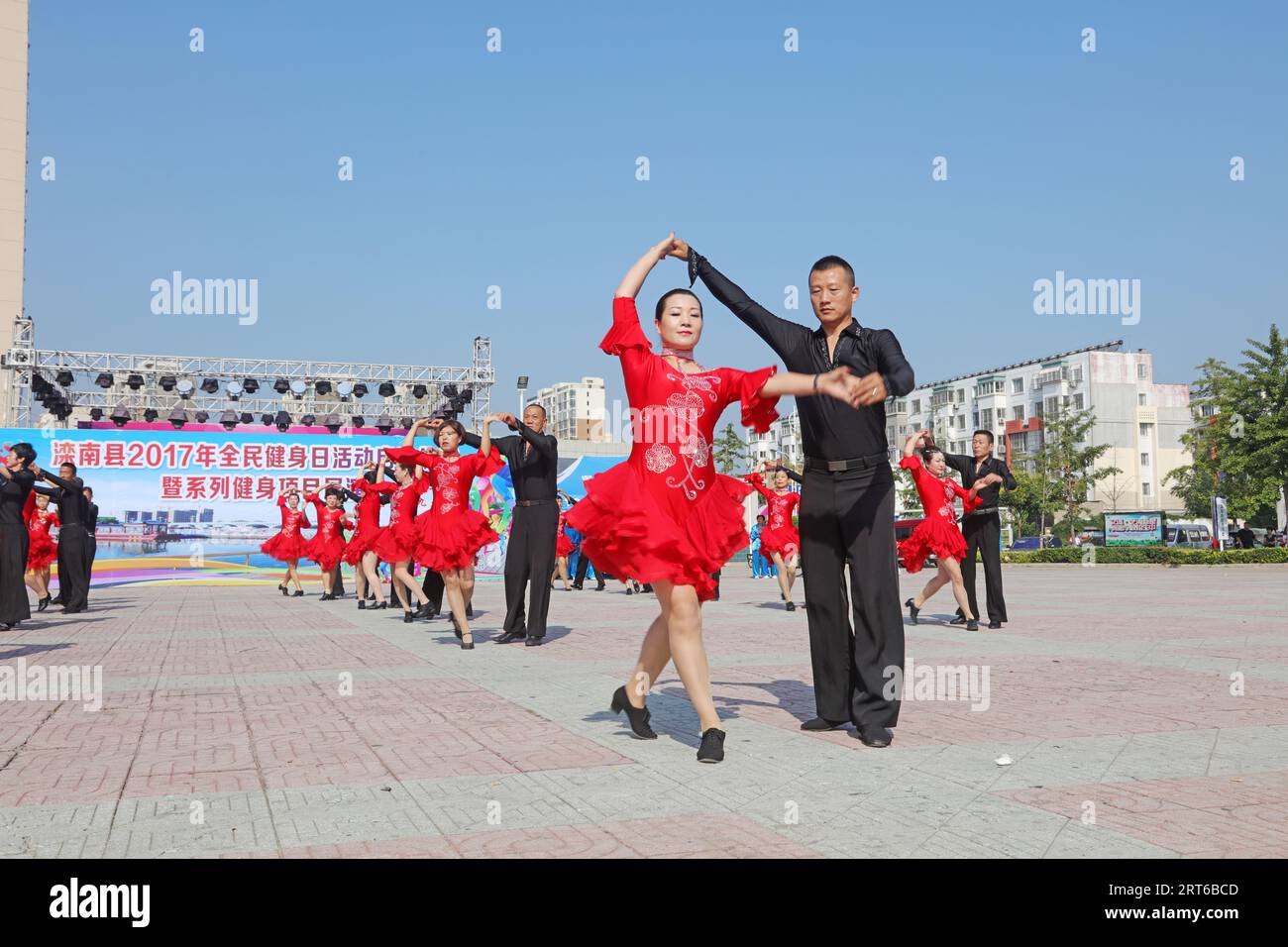 Luannan County - 8. August 2017: Sportliche Tanzvorführung in einem Park, Luannan County, Provinz Hebei, china. Stockfoto