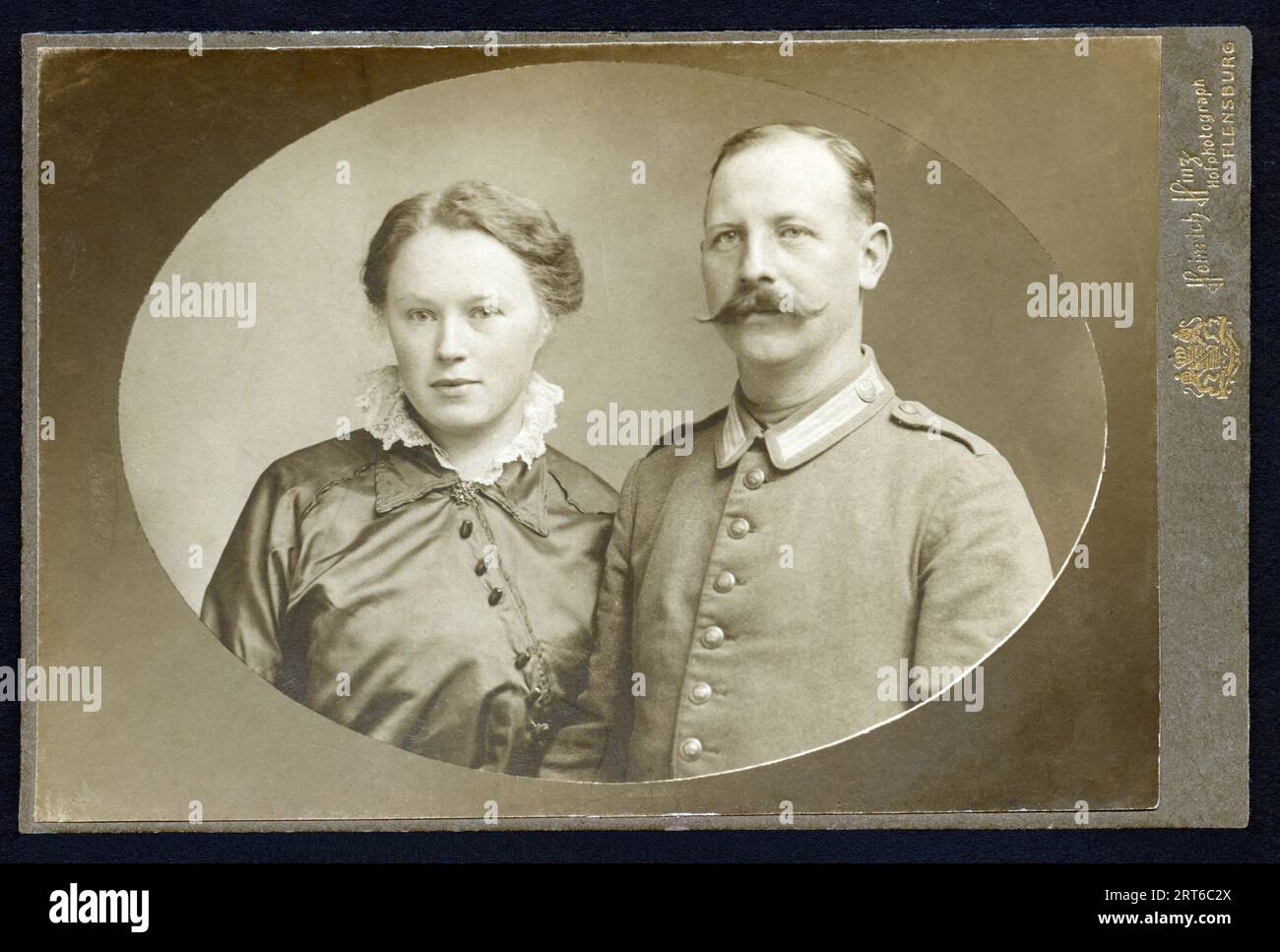 Europa, Deutschland, Schleswig-Holstein, Flensburg, Ehepaar, der Mann in Uniform, wahrscheinlich Beginn des 1. Weltkrieges, Fotografie, Atelier Heinrich Hinz, Flensburg, 1914 ? , Rechte werden nicht vertreten . / Europa, Deutschland, Schleswig-Holstein, Flensburg, Ehepaar, der Mann in seiner Uniform, wahrscheinlich die Zeit des Beginns des Ersten Weltkriegs, Fotografie, Atelier Heinrich Hinz, Flensburg, 1914? Es gibt keine Rechte . Stockfoto