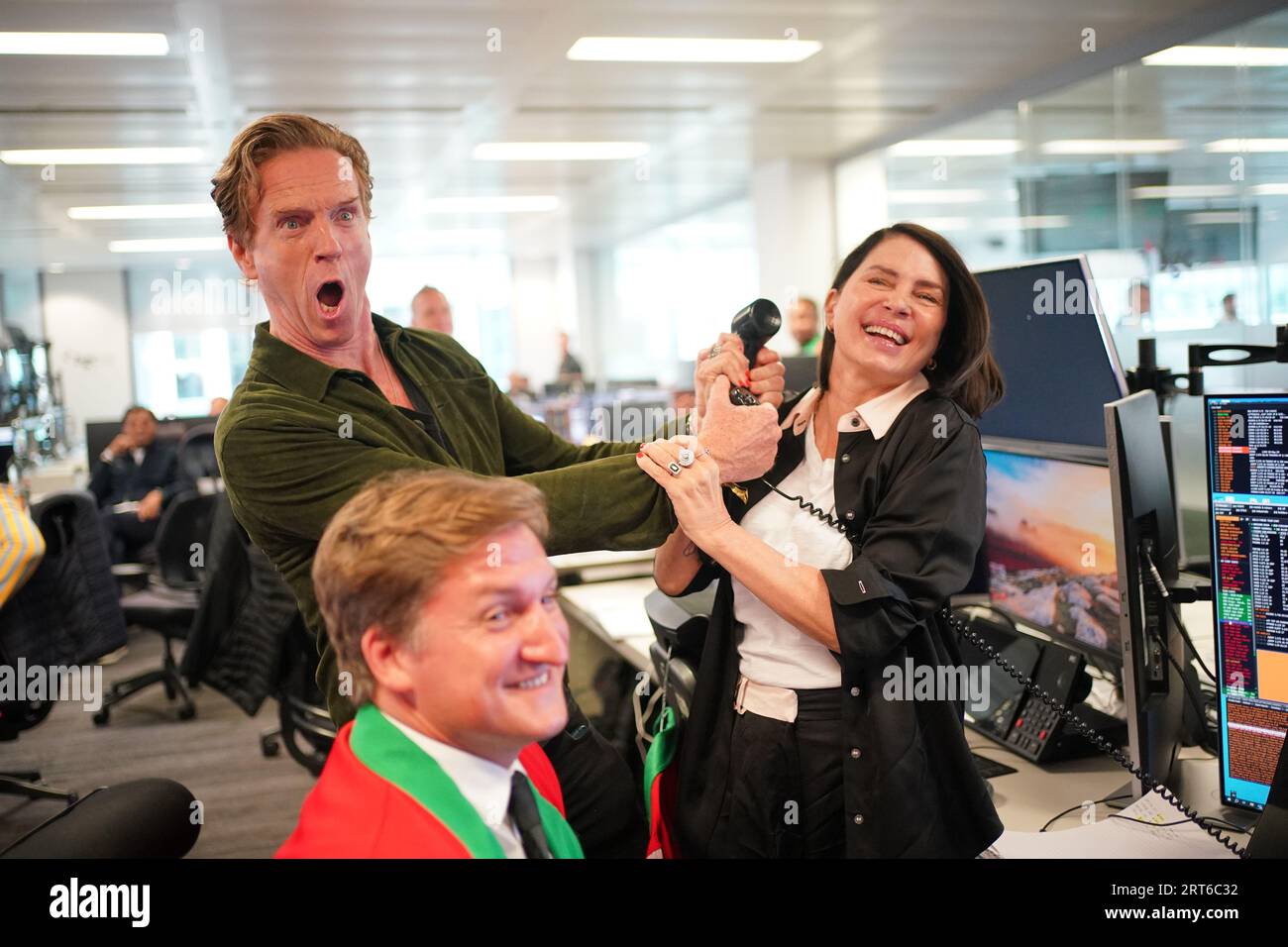 Sadie Frost und Damian Lewis während des jährlichen BGC-Wohltätigkeitstages in Canary Wharf in London zum Gedenken an die 658 Kollegen von BGC und die 61 Eurobrokers-Mitarbeiter, die am 11. September verloren. Am Wohltätigkeitstag werden 100 % der weltweiten Einnahmen der BGC Group an den Cantor Fitzgerald Relief Fund und Dutzende andere Wohltätigkeitsorganisationen auf der ganzen Welt gespendet. Ausgabedatum: Montag, 11. September 2023. Stockfoto