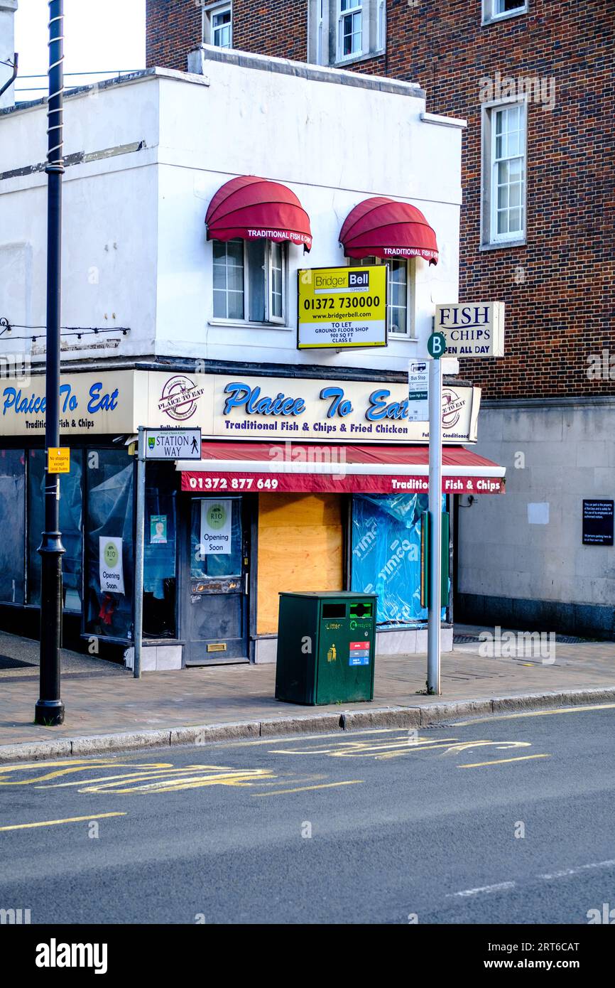 Epsom Surrey UK, 10. September 2023, Vandalized High Street Fish and Chip Shop, Boarding with No People Stockfoto