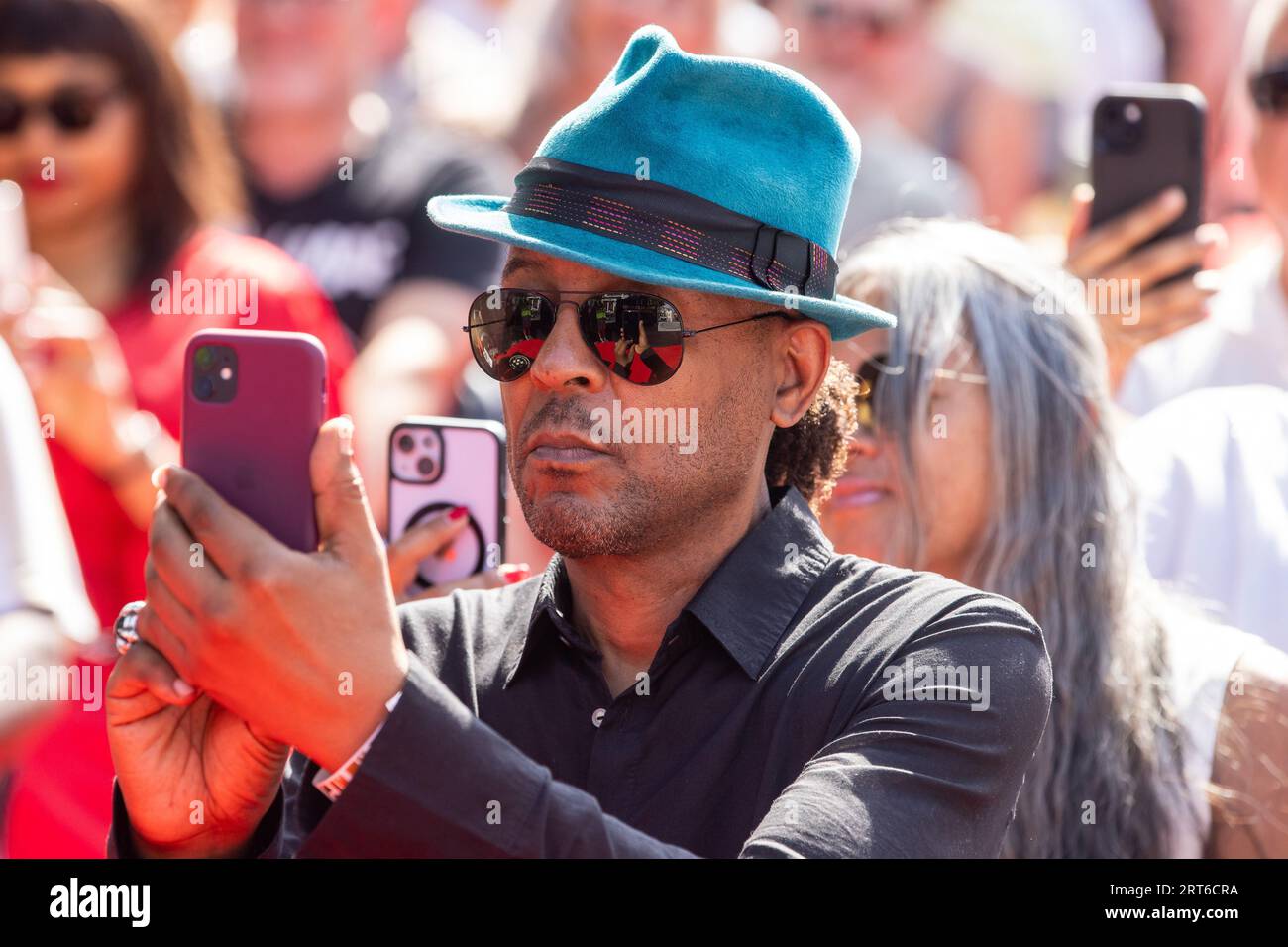 London, Großbritannien. September 2023. Jeffrey Daniel hört Reden zu, während Shalamar beim Music Walk of Fame in Camden aufgenommen wird. Der Music Walk of Fame feiert den Beitrag der Musik zu Kultur und Gesellschaft. DIE US-AMERIKANISCHE R&B-, Soul- und Funk-Band Shalamar verkaufte weltweit über 25 Millionen Schallplatten und soll Body-Popping und Moonwalking nach Großbritannien gebracht haben. Quelle: Mark Kerrison/Alamy Live News Stockfoto