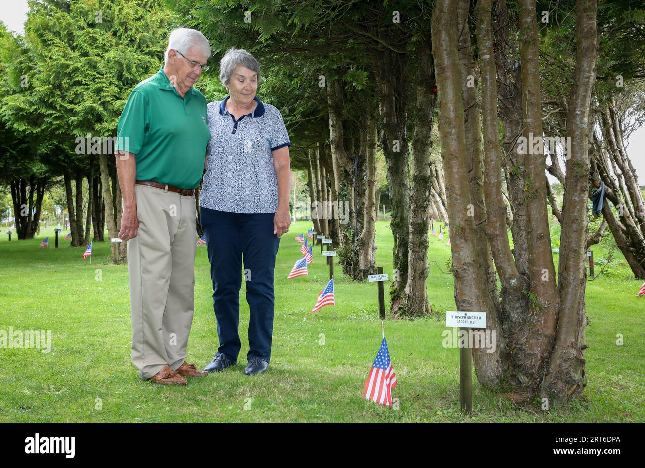 Ringfinnan, Kinsale, Cork, Irland. September 2023. Mike und Mary Alice Jerome aus Sunset Beach North Carolina halten für einen Moment inne, um sich an den Jahrestag jener zu erinnern, die bei den Anschlägen am 9/11 im Garden of Remembrance, Ringfinnan, Kinsale, Cork, Irland, ums Leben kamen. David Creedon / Alamy Live News Stockfoto