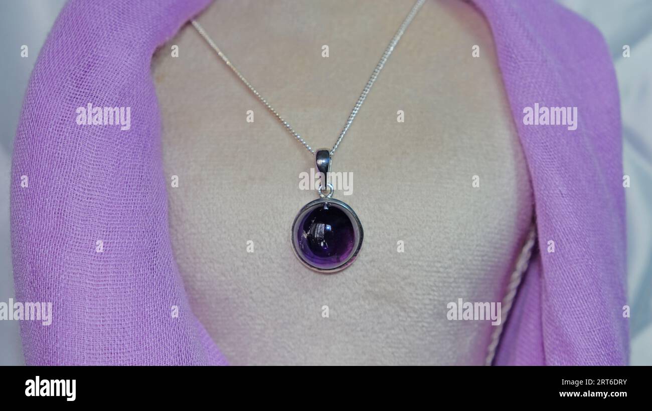 Amethyst-Kette an der Brustpuppe Stockfoto