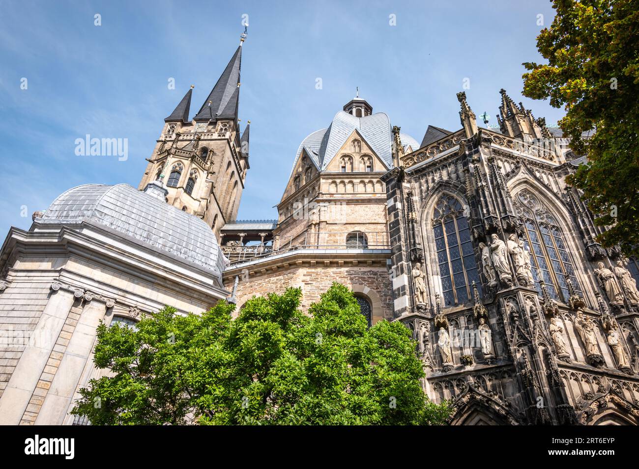 Aachener Dom, schöne Architektur der römisch-katholischen Kirche im Stadtzentrum von Aachen, Deutschland. Stockfoto