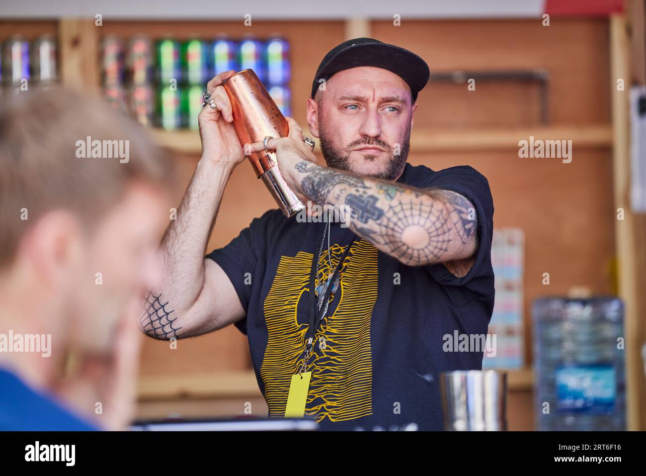 Manchester Barkeeper, der Cocktails zubereitet Stockfoto
