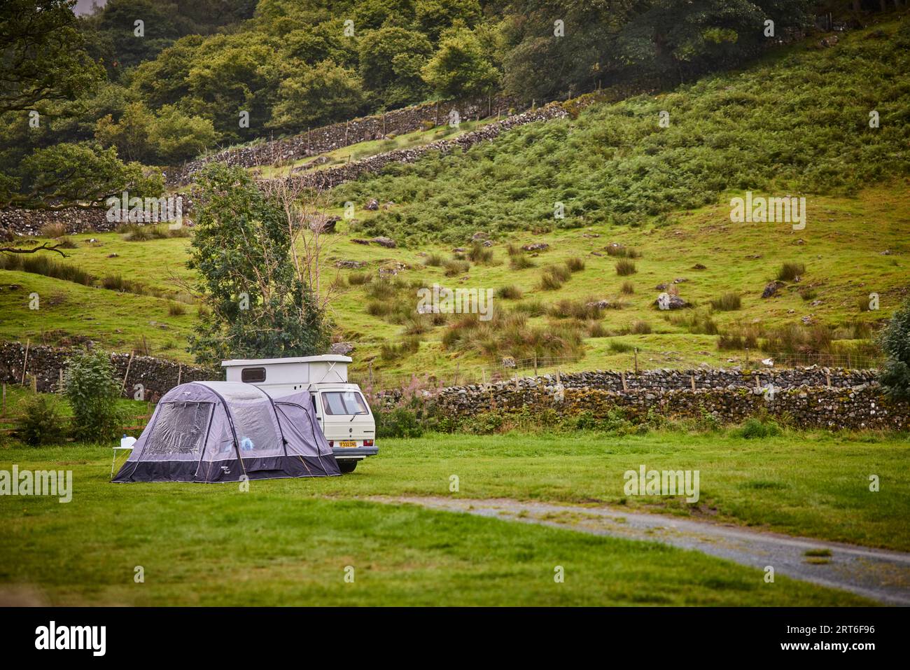 Camping in einem Feld in Borrowdale in Longthwaite, Keswick Lake District Stockfoto
