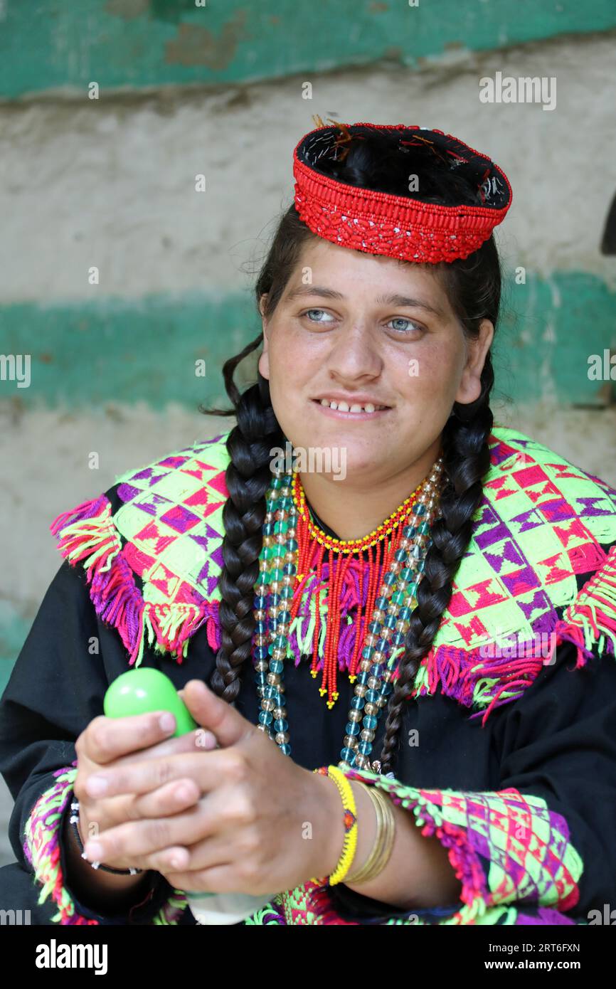 Kalash Woman beim Uchaw Summer Festival Stockfoto