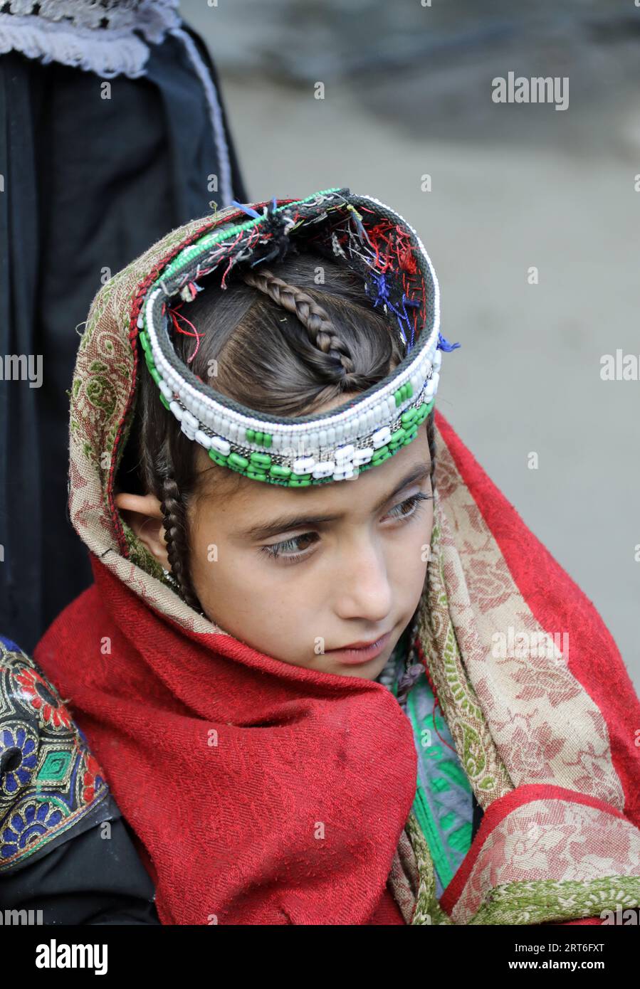 Das junge Kalash-Mädchen im Dorf Balanguru im Norden Pakistans Stockfoto