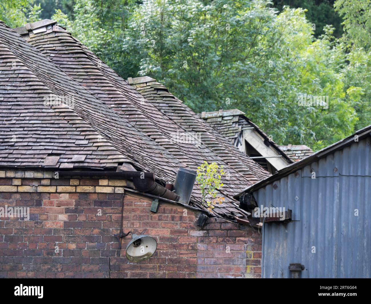 Ein verlassenes und verlassenes Fabrikgebäude in Shropshire. Stockfoto