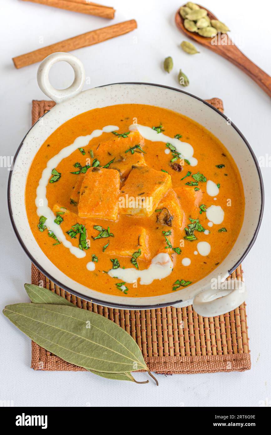 Paneer Butter Masala – reichhaltiges und cremiges Gericht mit indischem Hüttenkäse, zubereitet mit Tomaten, Butter und Cashew Paste Stockfoto