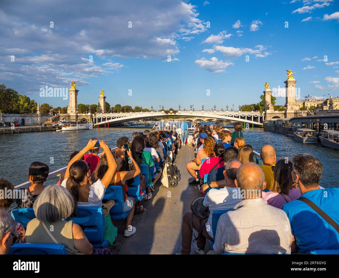 Touristen auf Cruse Boot mit, Pont Alexandre III, Brücke, seine, Paris, Frankreich, Europa, EU. Stockfoto