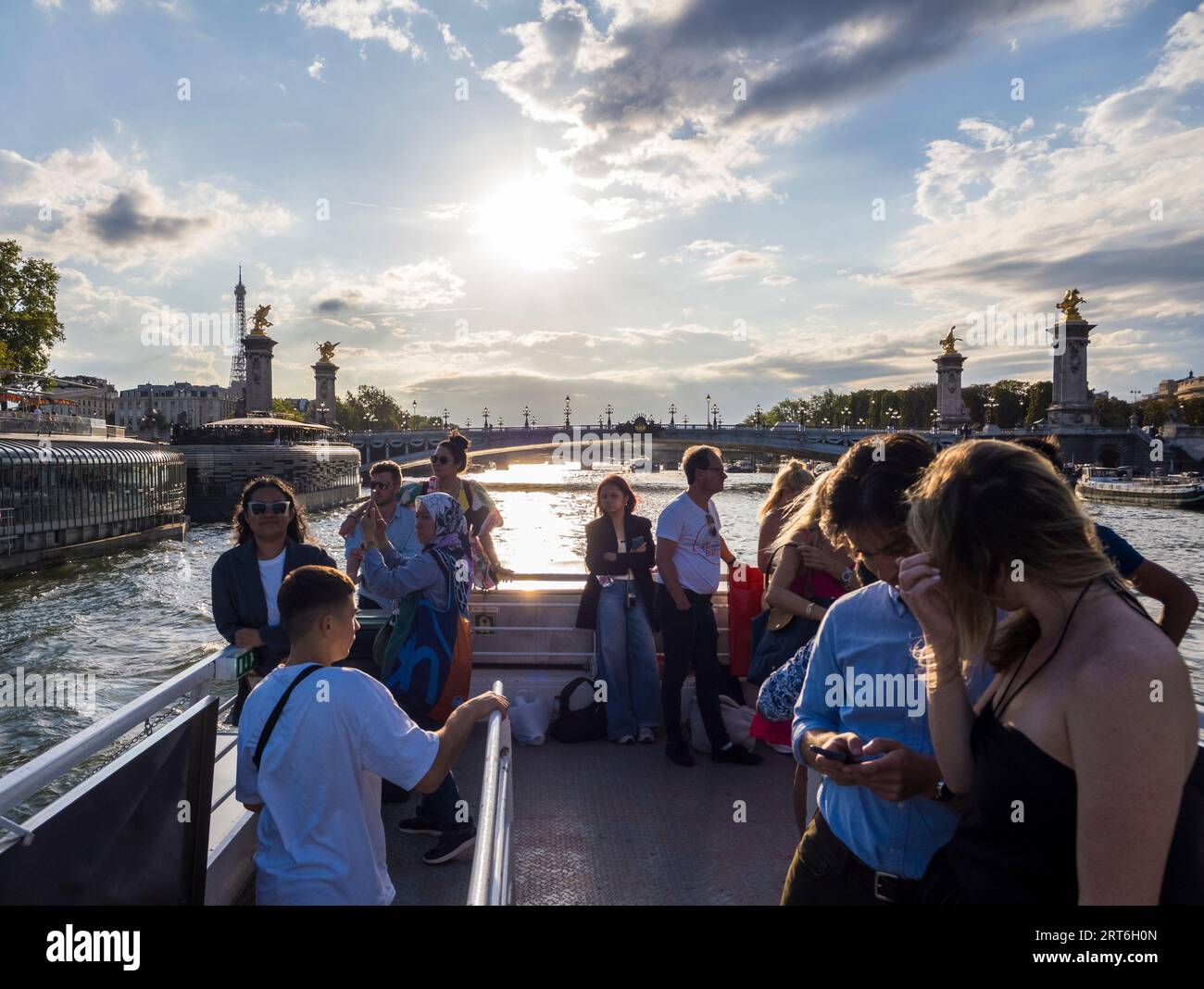 Touristen auf Cruse Boot mit, Pont Alexandre III, Brücke, seine, Paris, Frankreich, Europa, EU. Stockfoto
