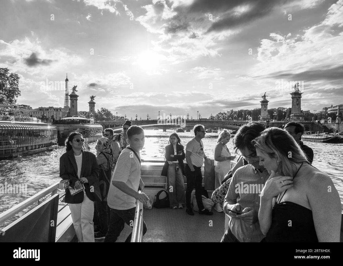 Schwarz-weiß-Reportage, Touristen auf dem Cruse-Boot mit, Pont Alexandre III, Brücke, seine, Paris, Frankreich, Europa, EU. Stockfoto