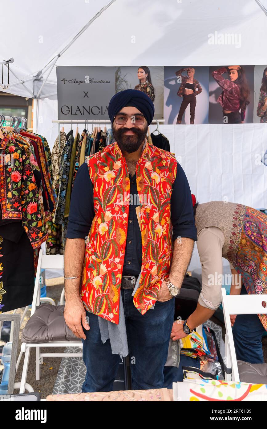 Toronto, Kanada, ein indischer Einwanderer verkauft traditionelle Kleidung auf dem traditionellen Festival der Cabbage Town. Stockfoto
