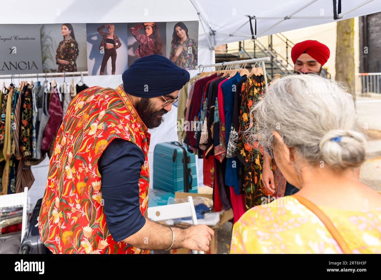 Toronto, Kanada, ein indischer Einwanderer verkauft traditionelle Kleidung auf dem traditionellen Festival der Cabbage Town. Stockfoto