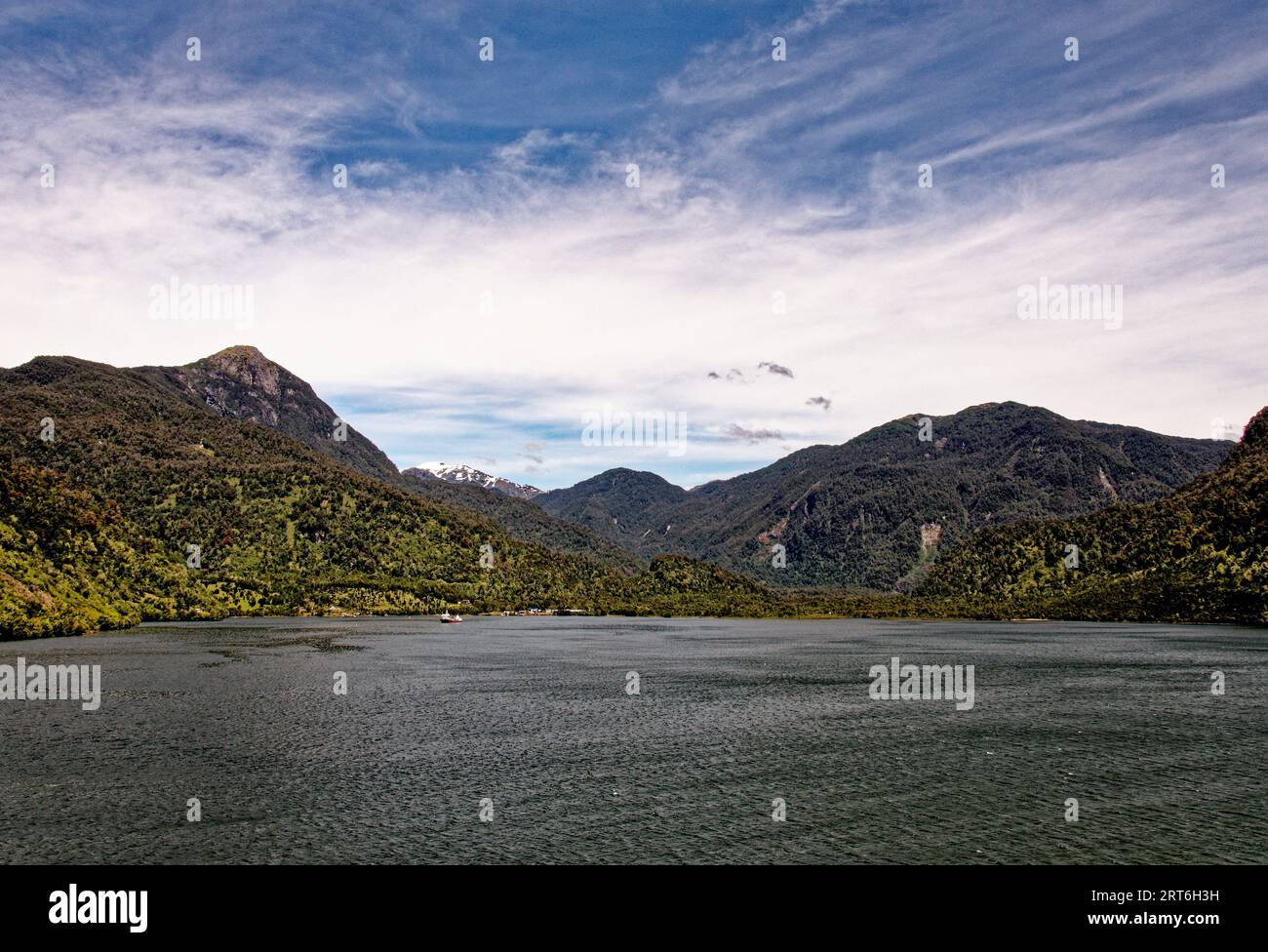 Wunderschöner Panoramablick auf chilenische Fjorde: Aysen Fjord und Puerto Chacabuco Umgebung, Patagonien, Chile, Südamerika Stockfoto