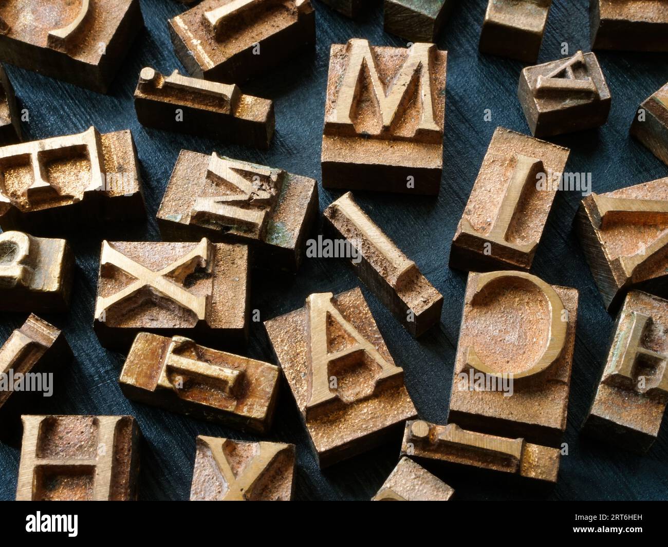 Typographische Metallbuchstaben als Symbol des Inhalts. Stockfoto