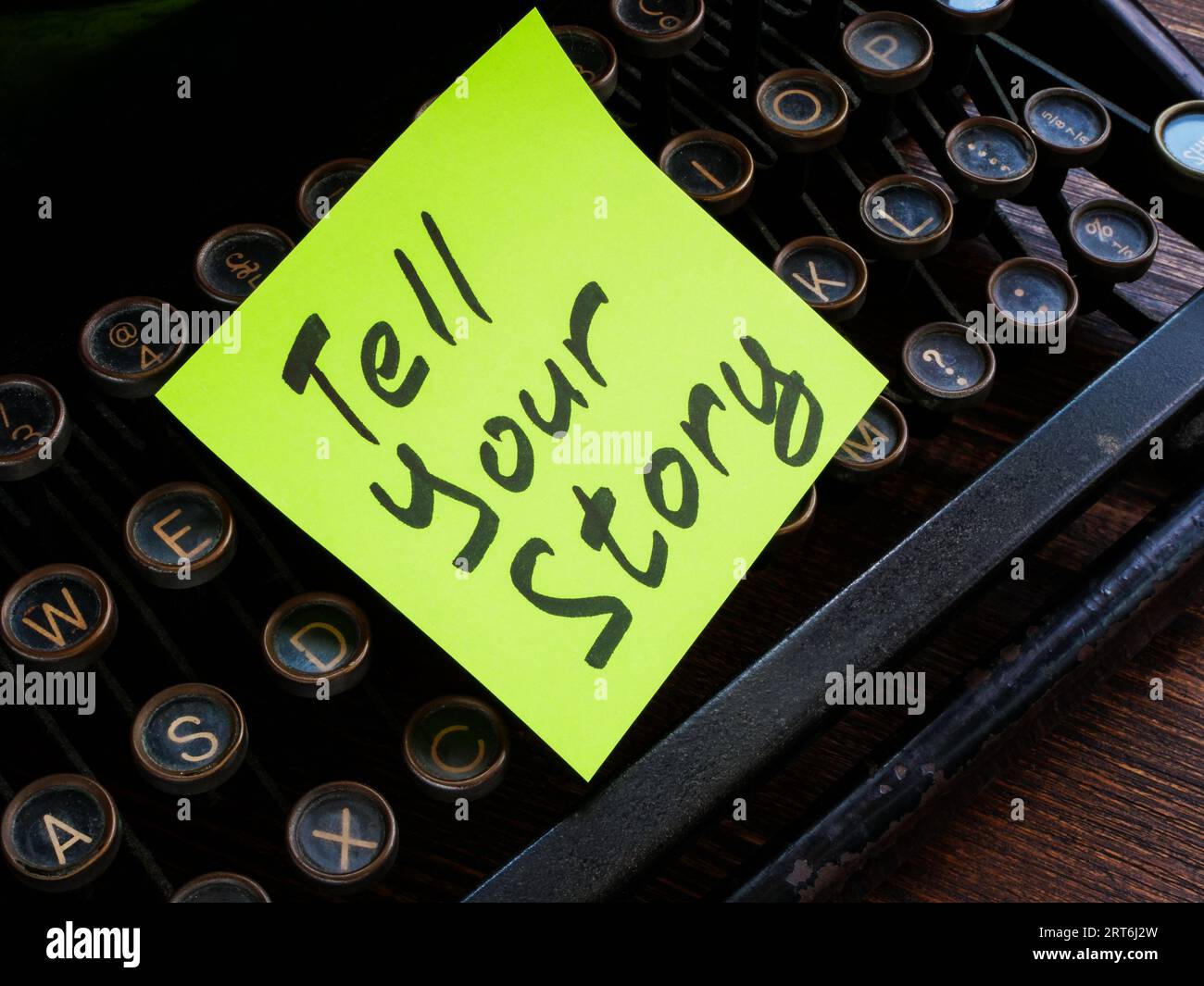 Memo Erzähl deine Geschichte auf der Tastatur der Schreibmaschine. Stockfoto