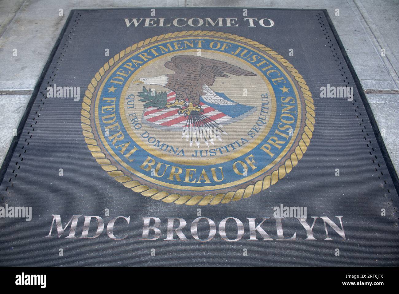 Das Symbol des Justizministeriums, Federal Bureau of Prisons, MDC Brooklyn Stockfoto