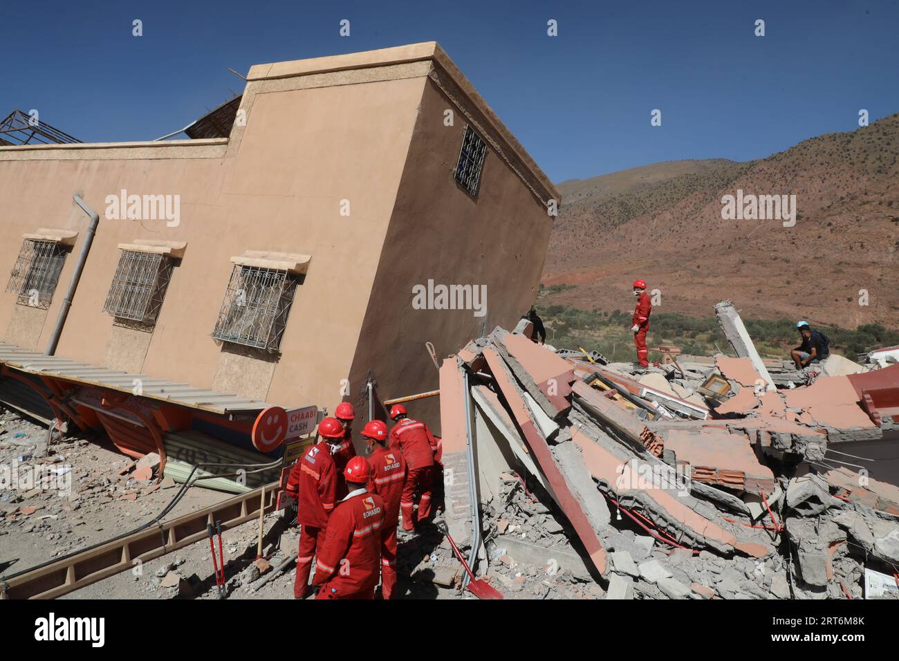 Al Haouz, Marokko. September 2023. Rettungskräfte suchen nach Überlebenden in der Stadt Talat N'Yaaqoub, südlich von Marrakesch, nach dem starken Erdbeben, das Marokko am späten Freitag getroffen hat. Quelle: Khaled Nasraoui/dpa/Alamy Live News Stockfoto