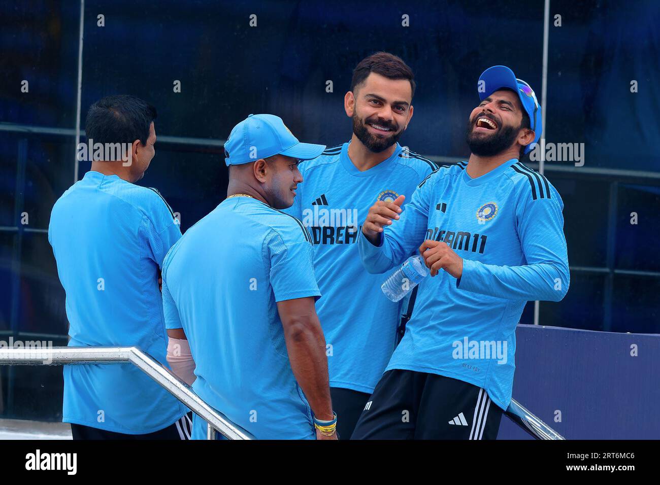 Colombo, Sri Lanka. September 2023. Indiens Virat Kohli (2R) und Ravindra Jadeja (R) warten zusammen mit Teamkollegen in der Nähe eines Raumes, da der Regen das während des Asia Cup 2023 stattfindende Super Four One-Day International (ODI) Cricket Match zwischen Indien und Pakistan am 11. September 2023 im Premadasa Stadium in Colombo verzögert. Viraj Kothalwala/Alamy Live News Stockfoto