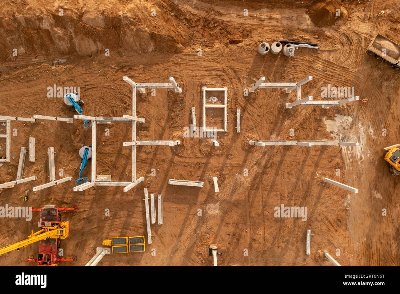 Drohnenfotografie einer großen Baustelle mit vielen Maschinen während des Sommers Stockfoto