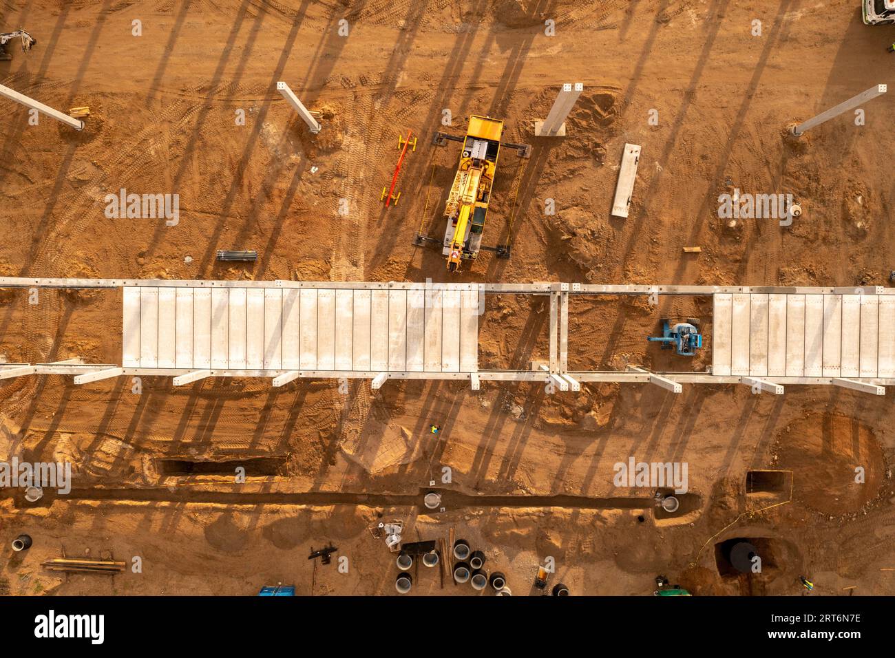 Drohnenfotografie einer großen Baustelle mit vielen Maschinen während des Sommers Stockfoto