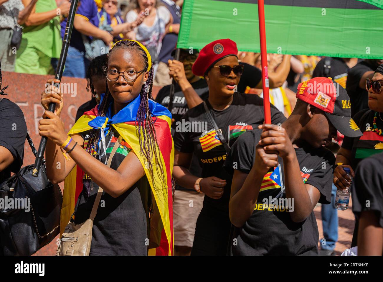 Barcelona, Barcelona, Spanien. September 2023. Militante aus Biafra nehmen am Nationalfeiertag Kataloniens Teil und unterstützen die für die Unabhängigkeit eintretenden Katalanen in ihrer Sache. Biafra war der Name für die südöstliche Region Nigerias, als sie 1967 ihre Unabhängigkeit erklärte und sich als republik etablierte. (Bild: © Marc Asensio Clupes/ZUMA Press Wire) NUR REDAKTIONELLE VERWENDUNG! Nicht für kommerzielle ZWECKE! Quelle: ZUMA Press, Inc./Alamy Live News Stockfoto