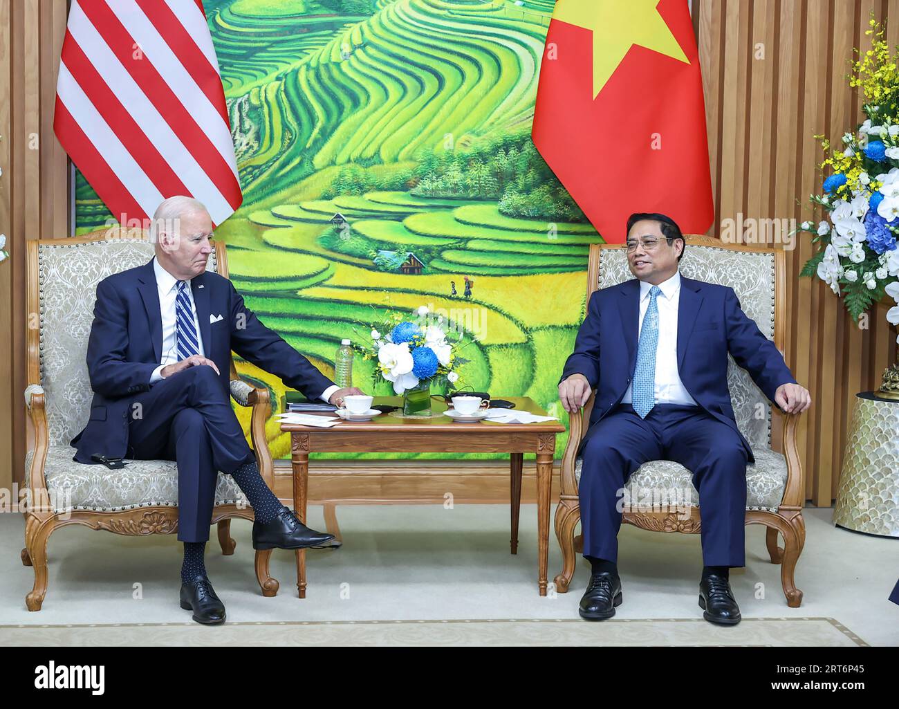 Hanoi, Vietnam. September 2023. US-Präsident Joe Biden (L), trifft sich am 11. September 2023 mit dem vietnamesischen Premierminister Pham Minh Chinh im Regierungsbüro in Hanoi, Vietnam. Präsident Joe Biden führte am Montag eine Delegation von US-amerikanischen Tech-Führungskräften in Gesprächen mit vietnamesischen Geschäftsführern, als Washington und Hanoi versuchten, die Zusammenarbeit zu vertiefen, während die gemeinsamen Sorgen über den Aufstieg Chinas geteilt wurden. Foto: Vietnam Government Portal (VGP)/Nhat Bac/UPI/Alamy Live News Stockfoto