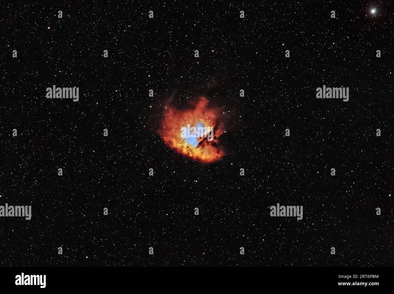 Sehen Sie die leuchtenden Farben des Pac-Mannebels, ein kosmisches Meisterwerk im Herzen der Cygnus-Konstellation. Seine unverwechselbare Form fesselt und enthüllt Stockfoto