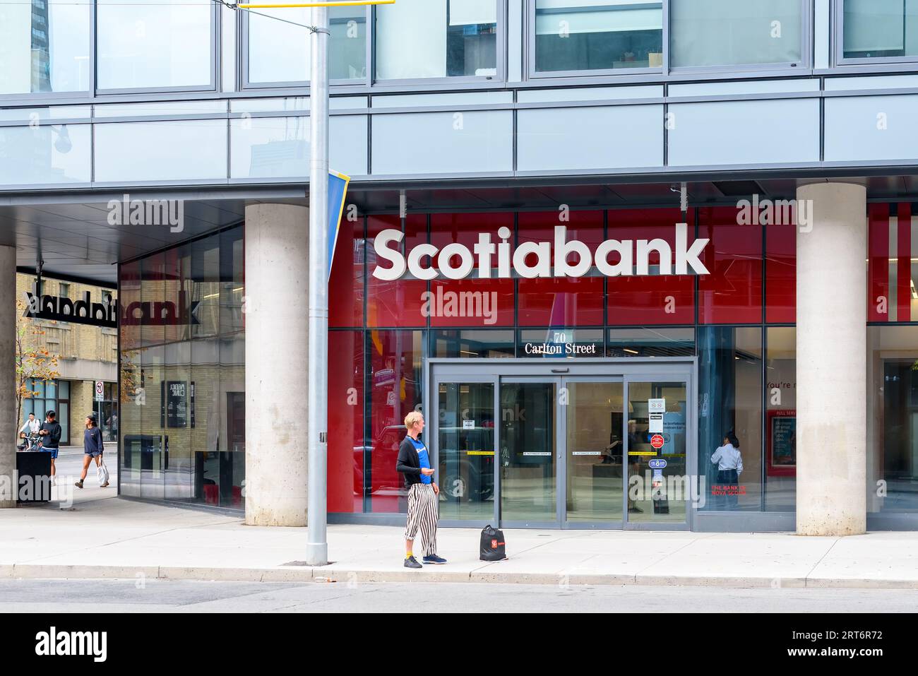 Toronto, Kanada, Eintritt zu einem Scotiabank-Gebäude in der Carlton St. im Stadtzentrum. Stockfoto