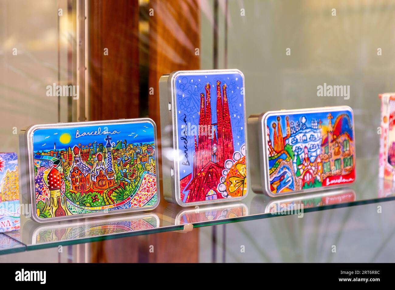 Barcelona, Spanien - 11. FEBRUAR 2022: Touristische Souvenirs, die in einem Souvenirladen in Barcelona, Katalonien, Spanien, verkauft werden. Stockfoto