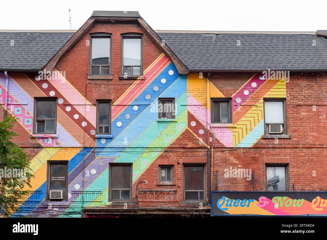 Toronto, Kanada, ist ein altes Gebäude mit Regenbogenfarben im Gay Village. Stockfoto