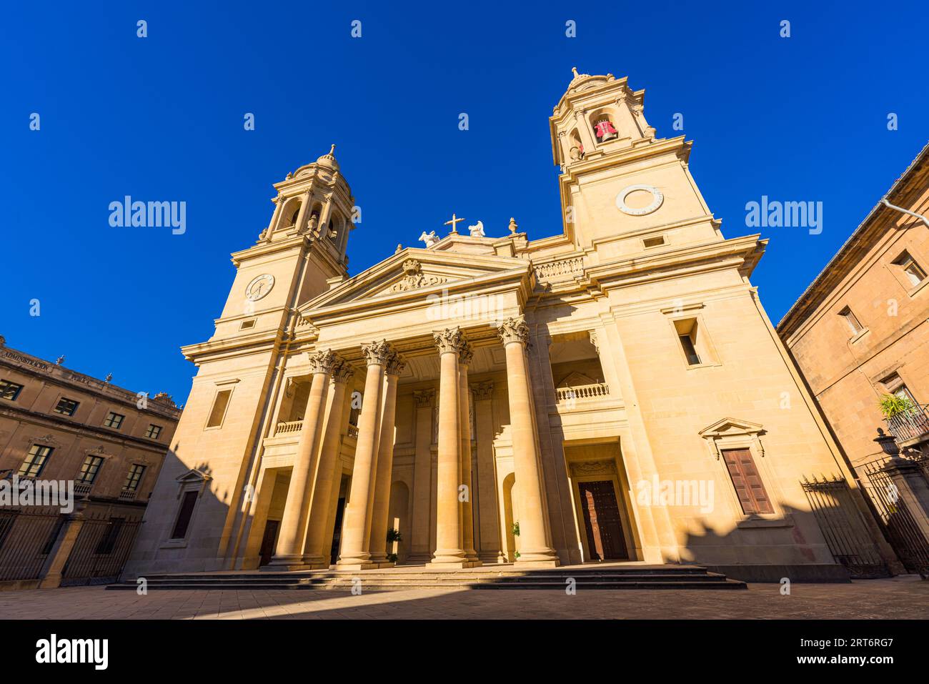 Niedriger Winkel mit Blick auf die Fassade der Kathedrale von Pamplona im alten Stadtviertel Navarra, Spanien Stockfoto