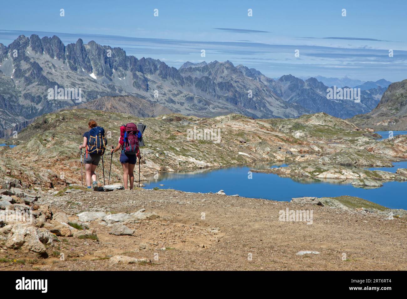 OZ-EN-OISANS, FRANKREICH, 8. August 2023 : Wanderer wandern auf Pfaden über die Seen des Grandes Rousses Stockfoto