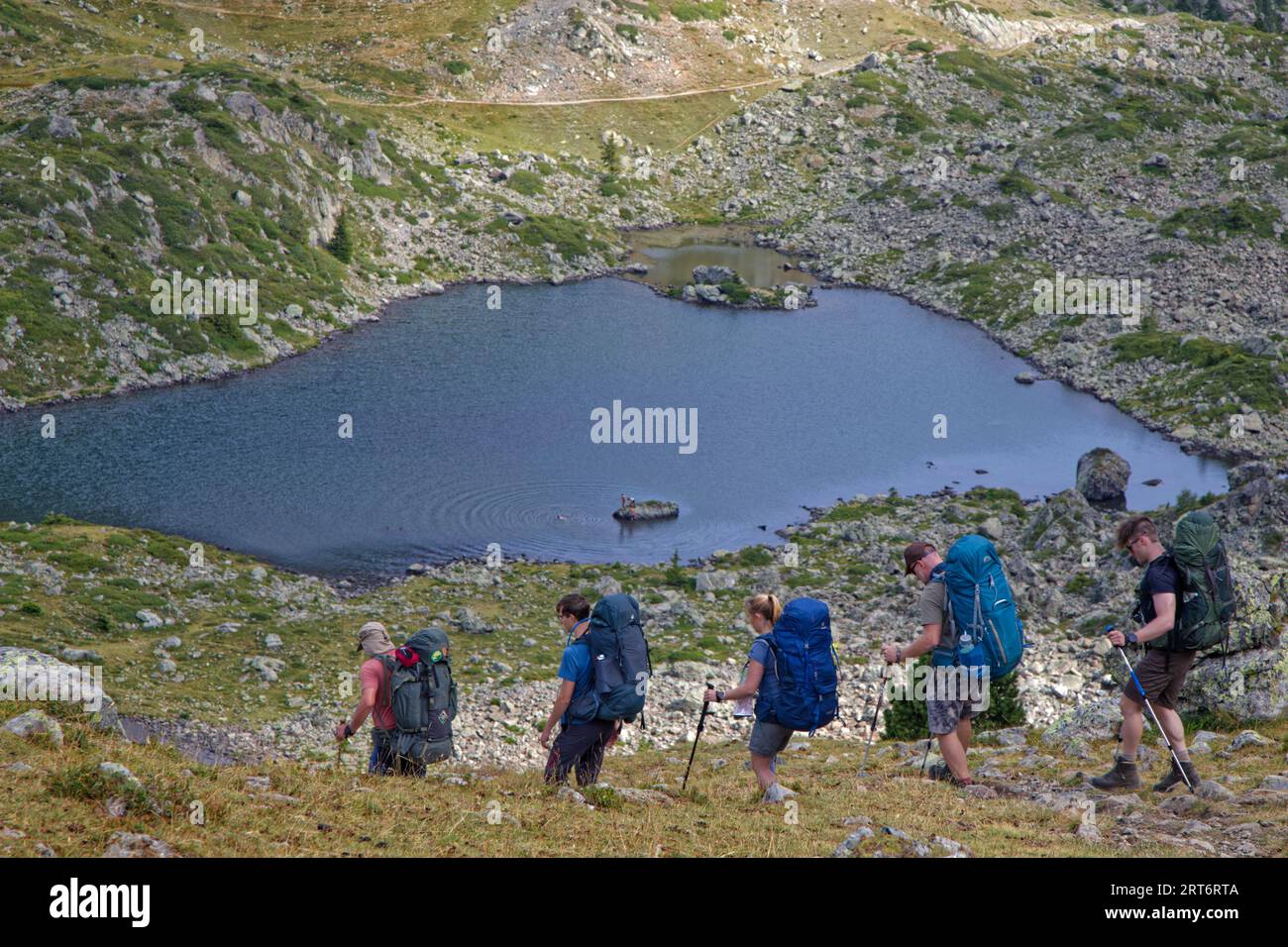 CHAMROUSSE, FRANKREICH, 13. August 2023: Wanderer wandern über die Seen namens Lacs Robert in den Belledonne-Bergen. Stockfoto