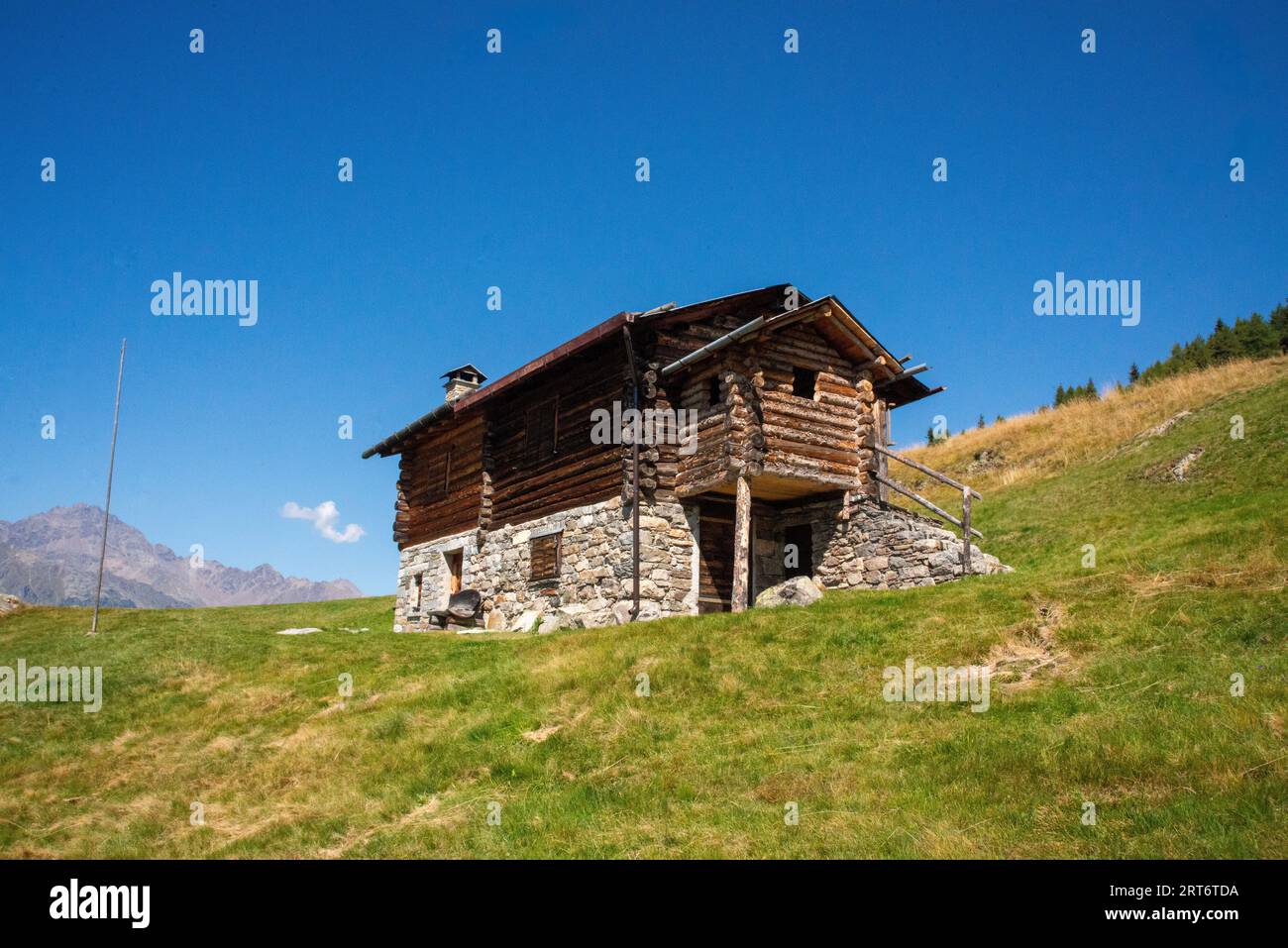 Berghütten fotografiert auf den Weiden des Valtellina bei Bormio Stockfoto