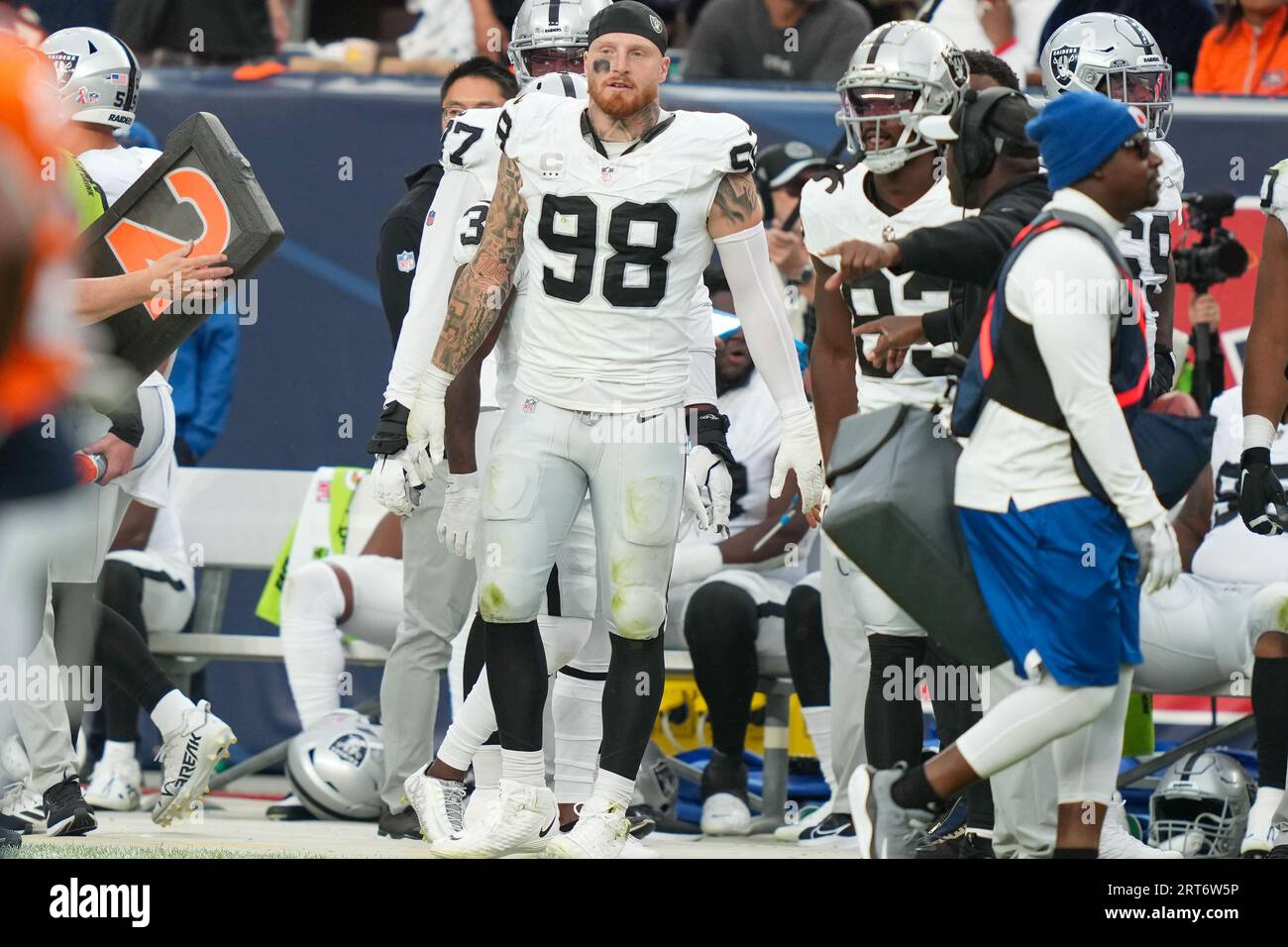 Las Vegas Raiders Defensive End Maxx Crosby (98) beobachtet die Offensive des Teams während des regulären Saisonspiels der NFL zwischen den Las Vegas Raiders und Denver Broncos auf dem Empower Field at Mile High am Sonntag, den 10. September 2023 in Denver, Colorado. Stockfoto