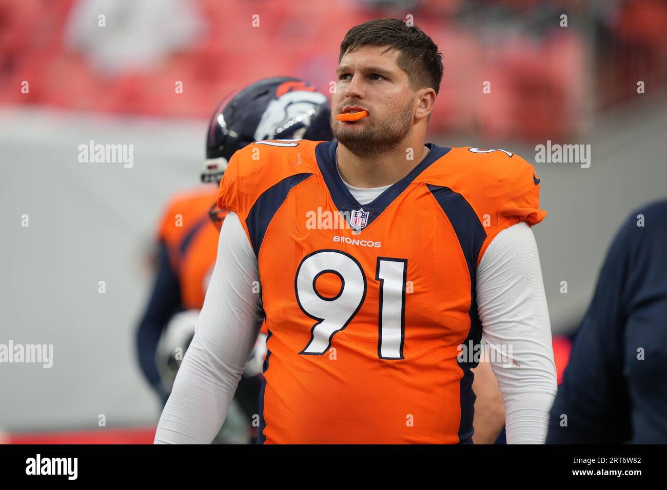 Denver Broncos Defensive End Matt Henningsen (91) kehrt nach der Halbzeit des regulären Saisonspiels der NFL zwischen den Las Vegas Raiders und Denver Broncos auf dem Empower Field at Mile High am Sonntag, den 10. September 2023 in Denver, Colorado, zurück. Stockfoto