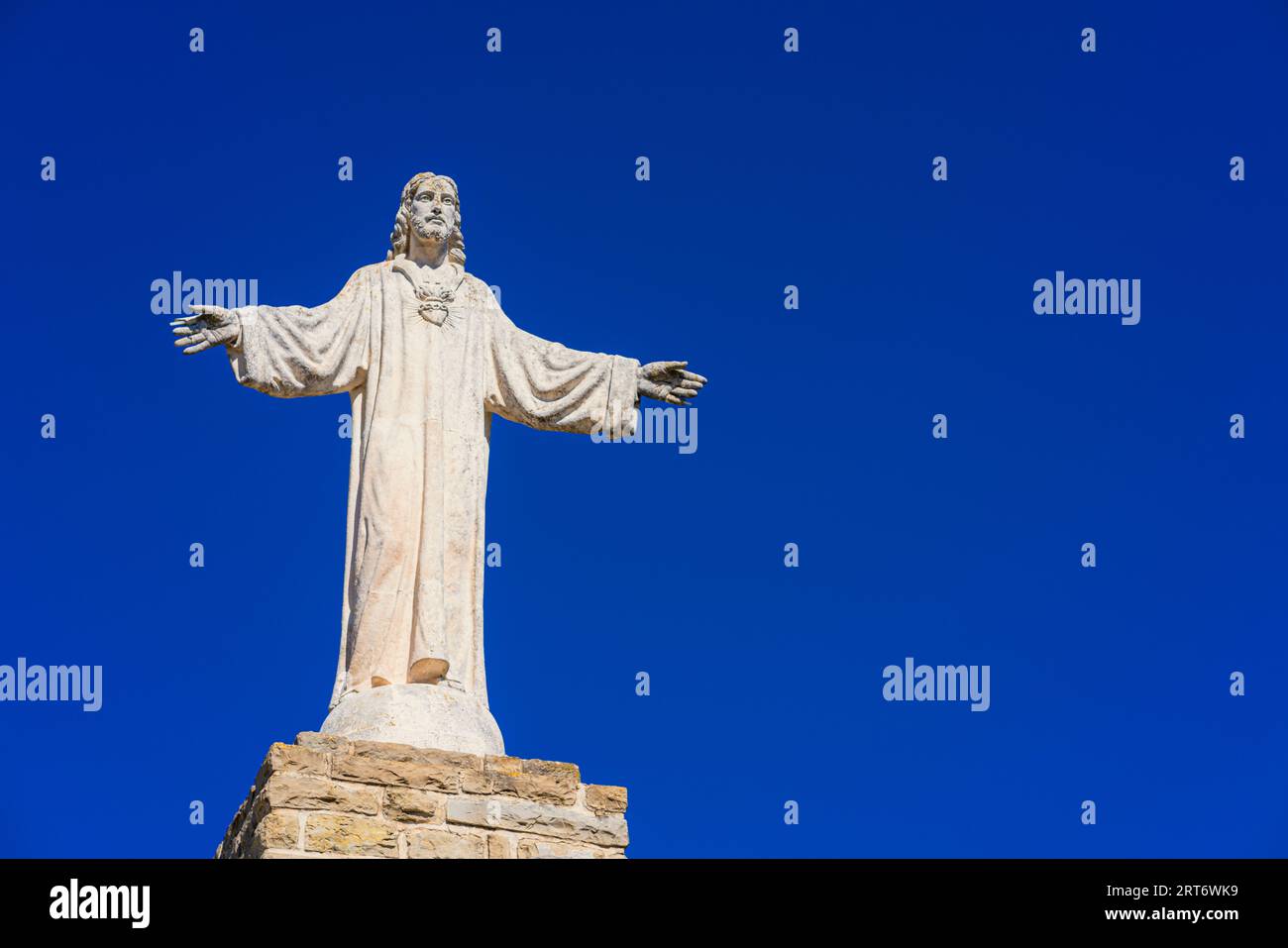 Sangüesa, Spanien. August 2023. Blick auf die Skulptur des Heiligen Herzens Jesu Stockfoto