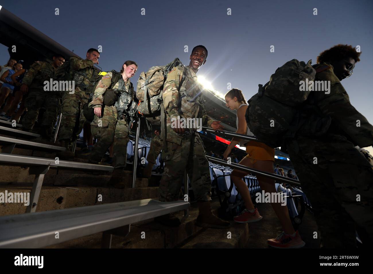 Chapel Hill, North Carolina, USA. September 2023. Hunderte versammelten sich vor Sonnenaufgang im Kenan Stadium auf dem Campus der University of North Carolina für den jährlichen Memorial Climb 9/11 der UNC Army ROTC, um sich an die Ersthelfer zu erinnern und sie zu ehren und an diejenigen zu gedenken, die am 11. September 2001 ihr Leben verloren. Die Teilnehmer liefen 2071 Stufen durch das Stadion, die gleiche Anzahl, die die Ersthelfer bei der Besteigung der Twin Towers bestiegen. Quelle: ZUMA Press, Inc./Alamy Live News Stockfoto