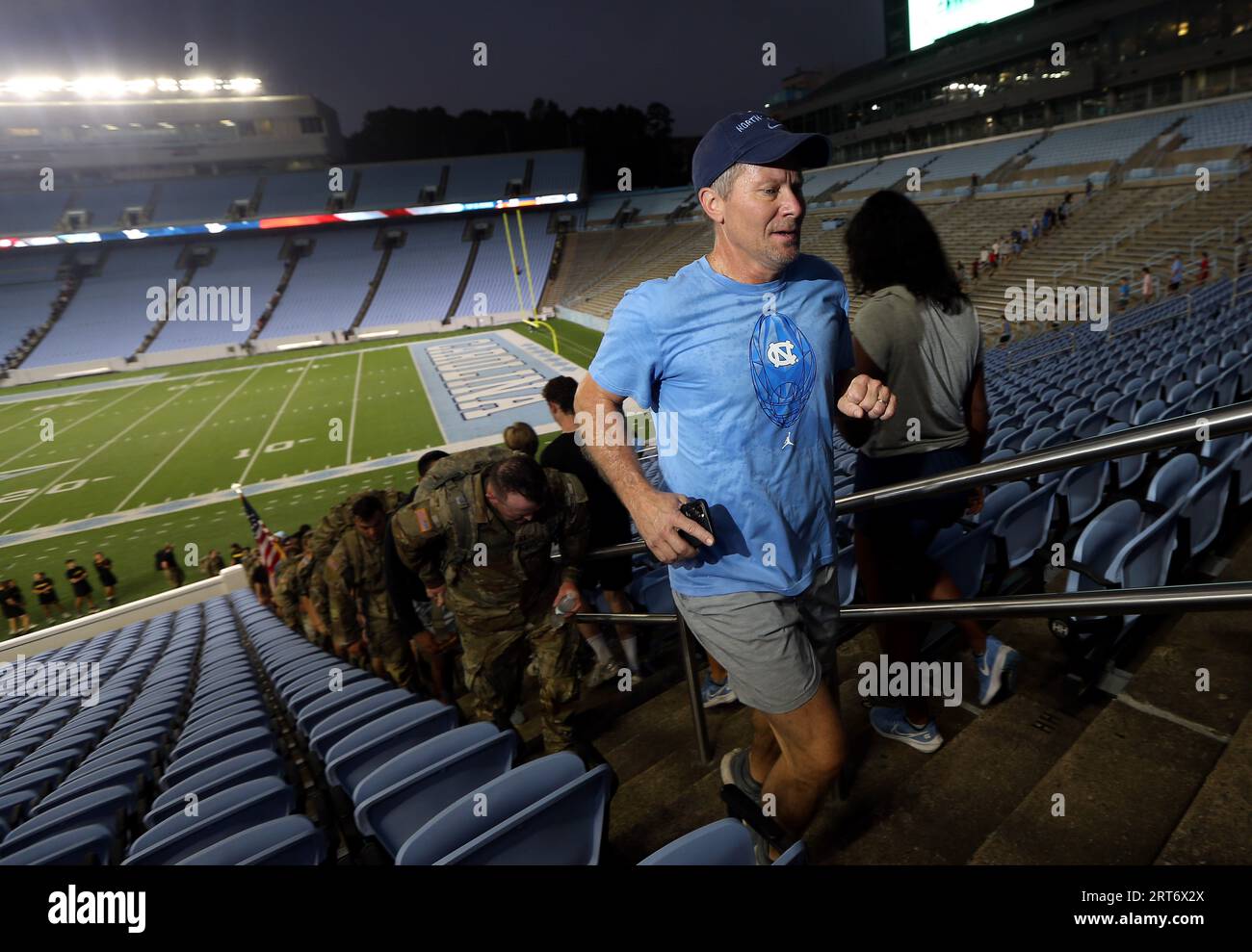 Chapel Hill, North Carolina, USA. September 2023. Der Kanzler der University of North Carolina KEVIN M. GUSKIEWICZ schloss sich Hunderten an, die sich vor Sonnenaufgang im Kenan Stadium auf dem Campus des UNC versammelten, um den jährlichen Memorial Climb der UNC Army 9/11 zu feiern, um Ersthelfer zu erinnern und zu ehren und an diejenigen zu gedenken, die am 11. September 2001 ihr Leben verloren haben. Die Teilnehmer liefen 2071 Stufen durch das Stadion, die gleiche Anzahl, die die Ersthelfer bei der Besteigung der Twin Towers bestiegen. Quelle: ZUMA Press, Inc./Alamy Live News Stockfoto