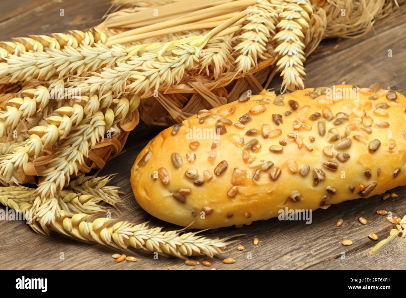 Handwerkliches Brot auf Holztisch Stockfoto