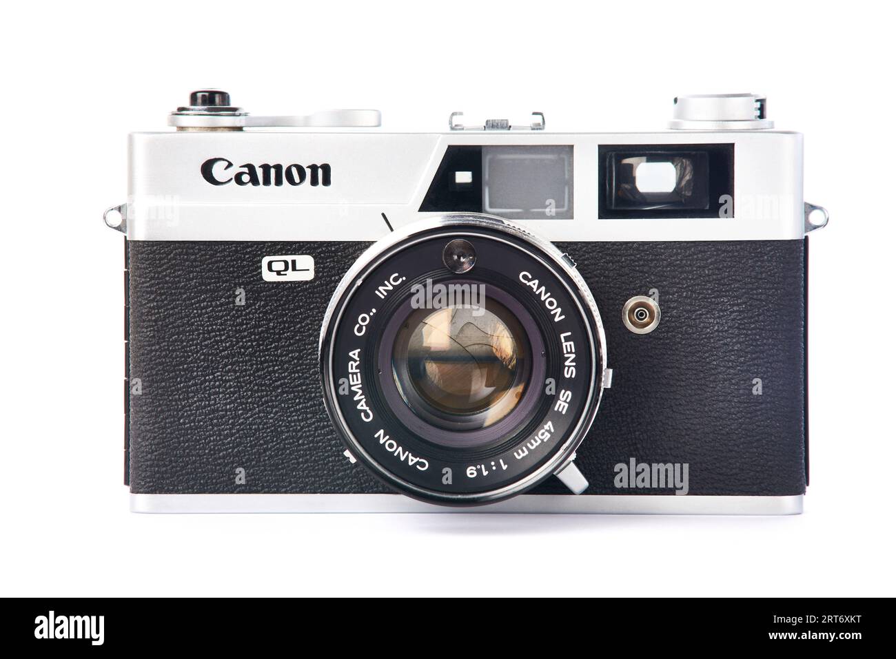 Moskau, RUSSLAND - 4. APRIL 2020: Canon QL 19 Entfernungsmesser Kamera (1965) Retro 35mm Film isoliert weiß Stockfoto