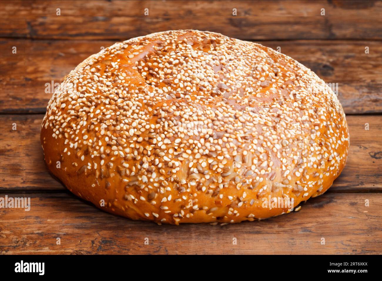 Handwerkliches Brot auf Holztisch Stockfoto