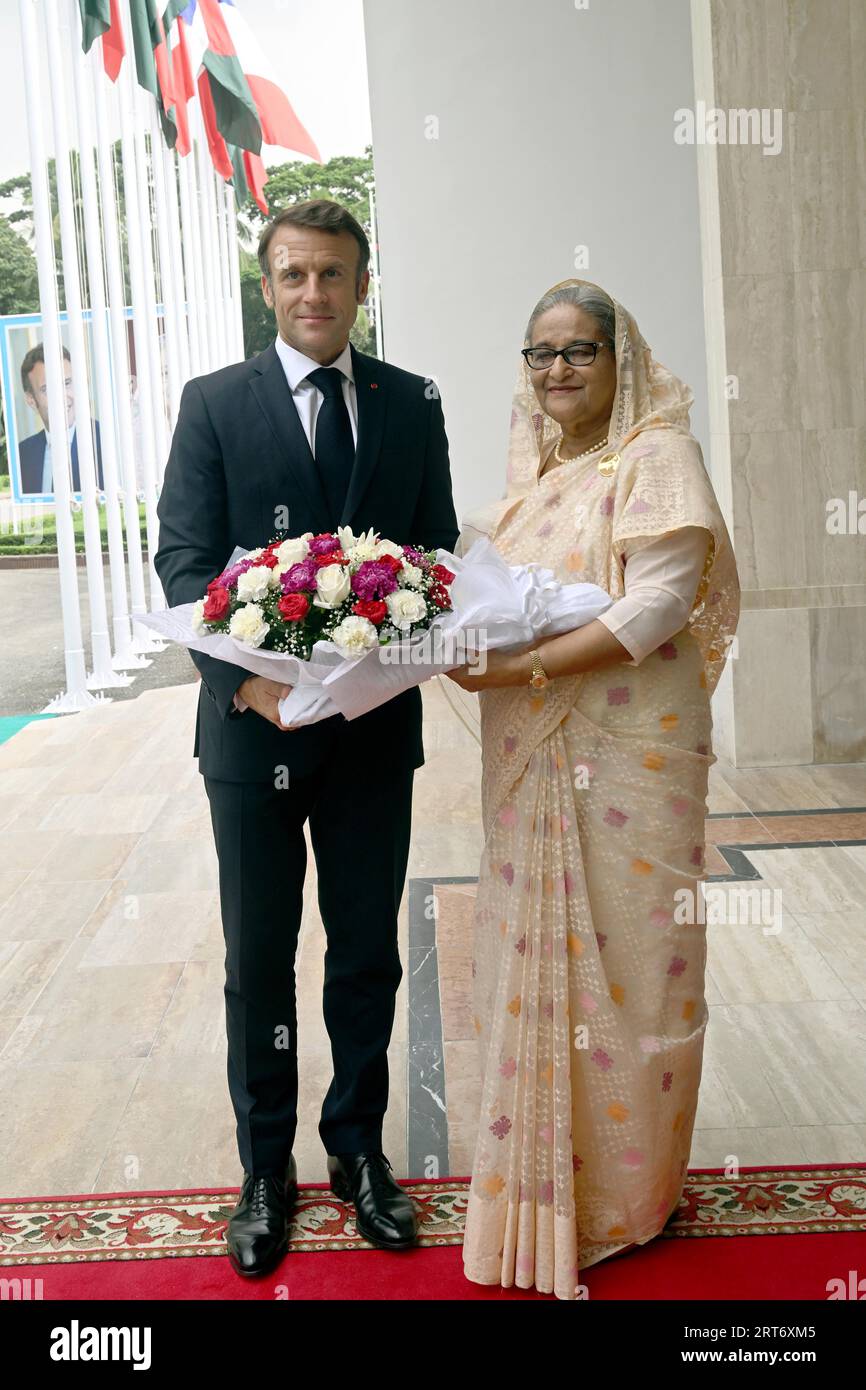 Dhaka, Bangladesch - 11. September 2023: Seine Exzellenz der französische Präsident Emmanuel Macron Premierminister Scheich Hasina begrüßte ihn, als er ihn erreichte Stockfoto