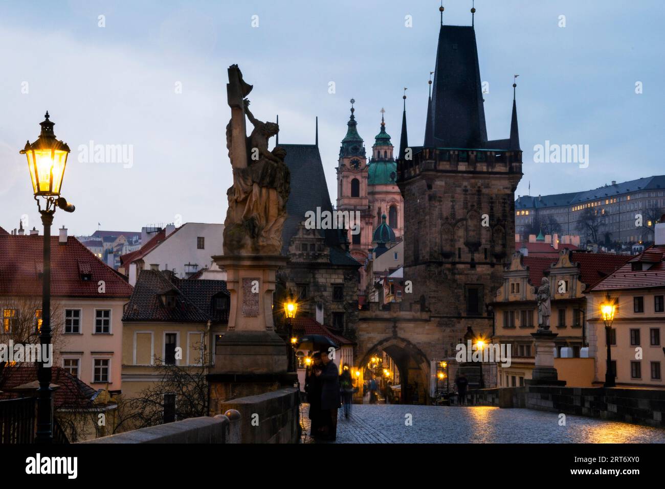 Judith Tower, St. Nikolaikirche und Kleinstädter Brückenturm an der Karlsbrücke in Prag, Tschechische Republik, Stockfoto